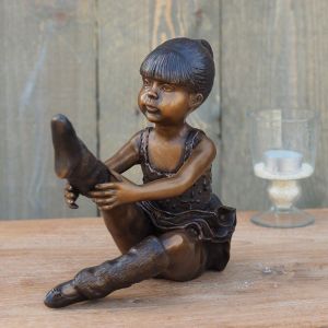 Bronzeskulptur "Sitzende Ballerina Chloe"