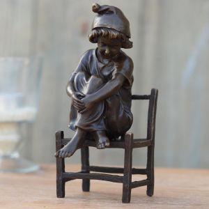 Bronzeskulptur Sitzendes Mädchen auf Stuhl mit brauner Patina 