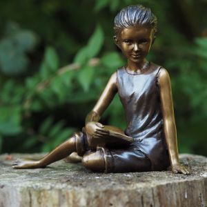 Bronzeskulptur Sitzendes Mädchen Lisa mit Ihrem Buch auf Baumstamm