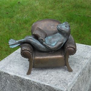 Bronzeskulptur "Lesender Frosch auf Sessel"