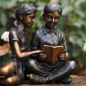 Bronzeskulptur Kinderpaar mit Ihrem Buch 