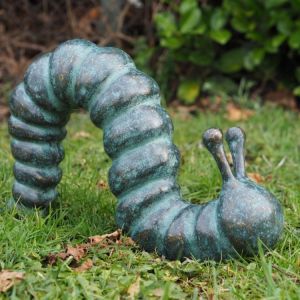 Gartenfigur Raupe aus Bronze auf Rasen