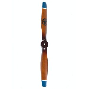 Propeller als Wanddekoration aus Holz mit blauen Spitzen