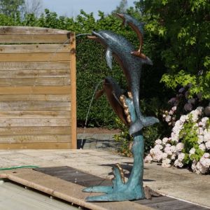 Bronzeskulptur  "Drei springende Delfine" als Wasserspeier