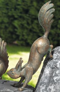 bronze eichhörnchen kopfüber