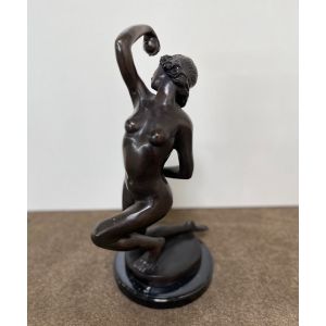 Frontansicht der Bronzefigur "Erotische Frau"