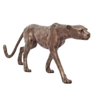 Frontansicht der Bronzefigur "Schleichender Gepard" vor weißem Hintergrund