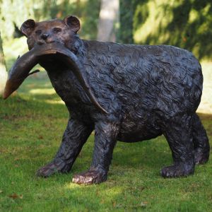 Bronzeskulptur "Bär mit Fisch"