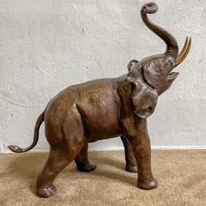 Bronzeskulptur "Spielender Baby-Elefant"