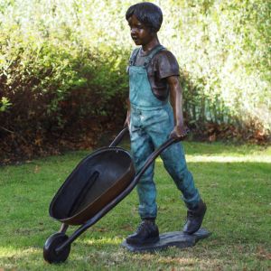 Bronzeskulptur "Junge Bob mit Schubkarre"