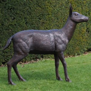 Bronzeskulptur "Aufmerksame Hirschkuh"
