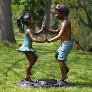 Bronzeskulptur "Tanzende Kinder in Badekleidung"