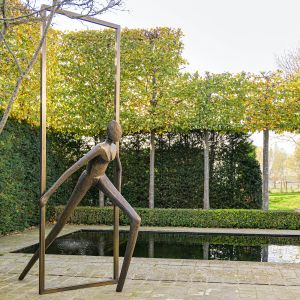 Into Freedom Bronze Skulptur im Park