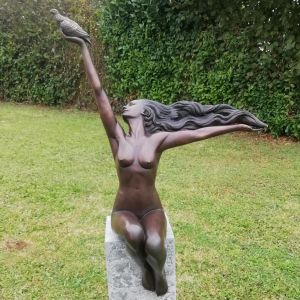Bronzeskulptur "Junge Emilia mit Vogel" Aktfigur
