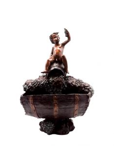 Bronzeskulptur Junge Vinus Engel auf Weinfaß