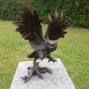 Bronzeskulptur "Fliegende Eule"