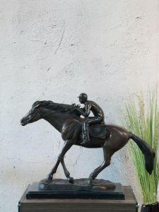 Bronzeskulptur Jockey auf Marmorsockel von der Seite mit einer braunen Patina