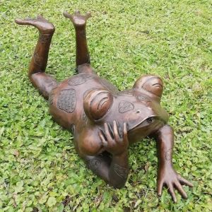 Bronzeskulptur "Liegender Frosch" als Wasserspeier