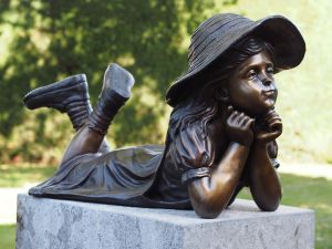 Bronzeskulptur "Liegendes Mädchen Adelina" mit Hut