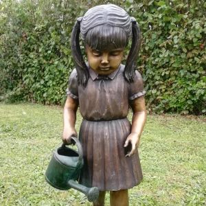 Bronzeskulptur "Antonia mit Gießkanne" als Wasserspeier