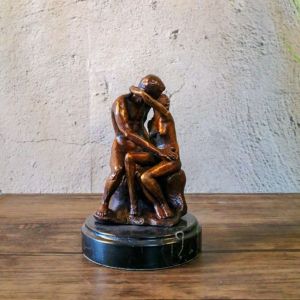 Bronzeskulptur Der Kuss auf Marmorsockel 