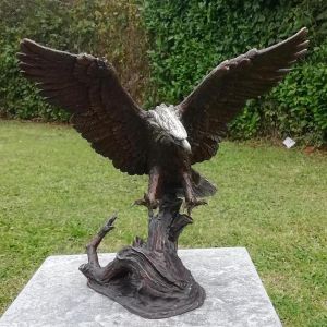 Bronzeskulptur "Fliegender Weißkopfseeadler auf Baumfragment"