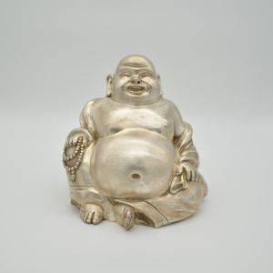 Happy Buddha aus Bronze mit einer silbernen Patina