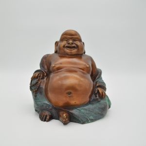Happy Buddha aus Bronze mit einer grün/braunen Patina
