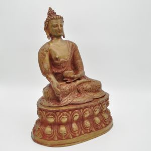 Sitzender Buddha aus Messing mit roter Patina
