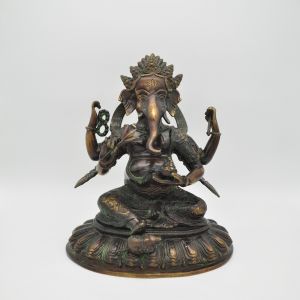 Ganesha aus Bronze mit einer grünen Patina um 1980 von vorne 