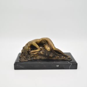 Bronzeskulptur "Liegende Frau" auf Marmorsockel