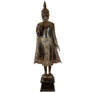 Freisteller der Buddhafigur aus Holz in Schwarz