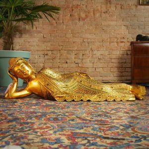 Liegender Buddha aus Holz vergoldet mit Blattgold von vorne 