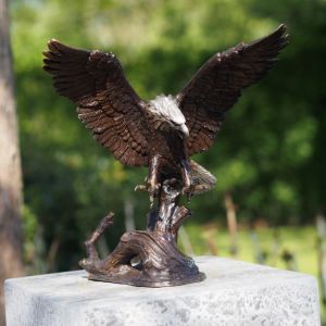 Bronzeskulptur "Fliegender Weißkopfseeadler auf Baumfragment"