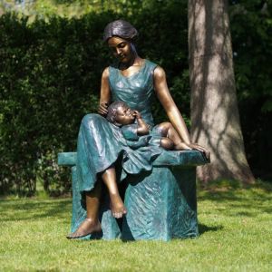 Bronzefigur "Mutter mit Kind auf Bank" im Garten