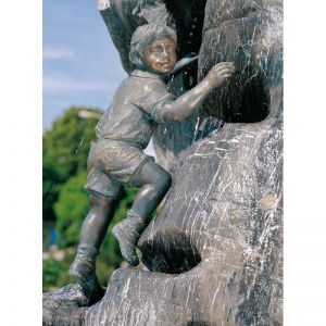 Rottenecker Bronzefigur Junge am Stein