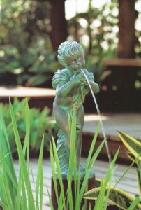 Rottenecker Bronzefigur nackter Junge als Wasserspeier im Garten

