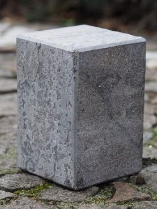 Granitblock mit glatter Oberfläche 