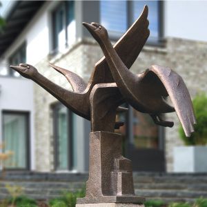 Ansicht der Bronzefigur "Graureiher" im Garten