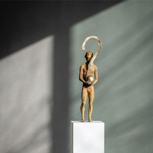 Bronzeskulptur "Thoughts 1 - The Question" von Raffaella Benetti