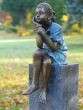 Bronzeskulptur Mädchen sitzt auf Säule 