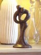 Bronzeskulptur Stehendes Liebes auf Sockel im Wohnzimmer 