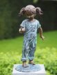 Bronzeskulptur Mädchen mit Vogel auf Säule im Garten 