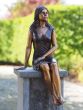 Bronzeskulptur Sitzende Frau im Sommerkleid auf  Säule 
