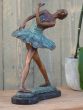 Bronzeskulptur Stehende Ballerina auf Marmorsockel im Wohnzimmer 