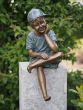 Bronzeskulptur Sitzender Junge mit Kappe auf Säule 