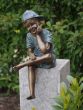 Bronzeskulptur Junge mit Kappe auf Säule im Garten 