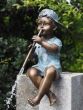 Bronzeskulptur Junge Lutz als Wasserspeier auf Säule im Garten 
