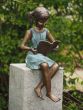 Bronzeskulptur Sitzendes Mädchen mit Zöpfen und Buch