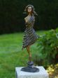 Bronzeskulptur Frau in Balance stehend auf einem Sockel im Garten 